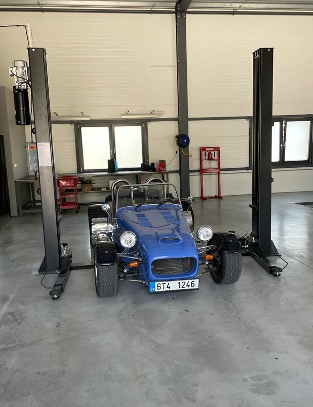 Auto na zvedáku zepředu