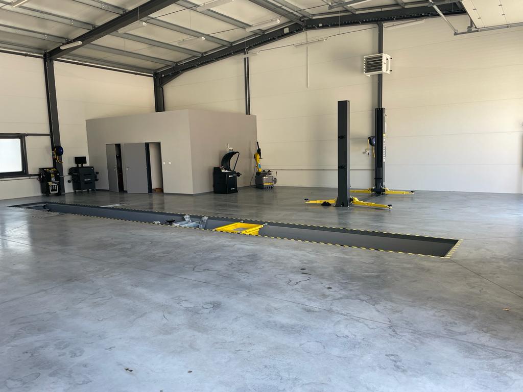 Zvedák a díra na nákladní auta