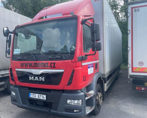 Červená nákaldní auto z blízka